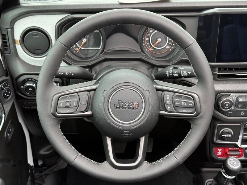 Jeep Wrangler Vehicle Full-screen Gallery Image 14