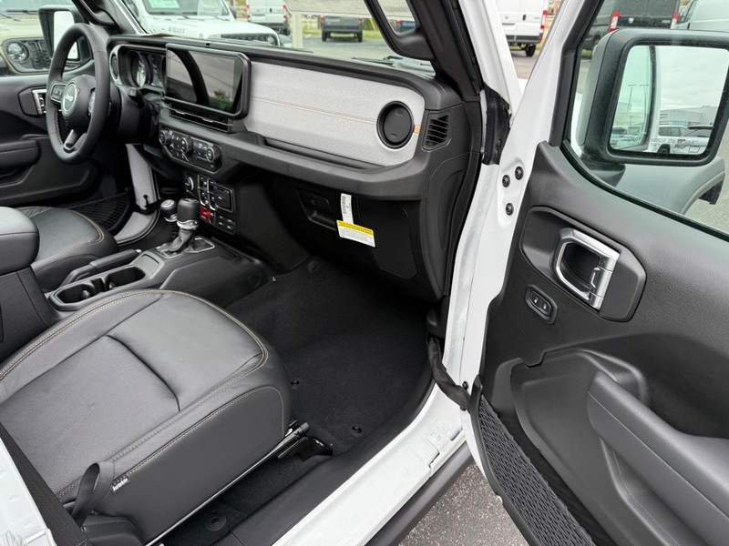 Jeep Wrangler Vehicle Full-screen Gallery Image 15