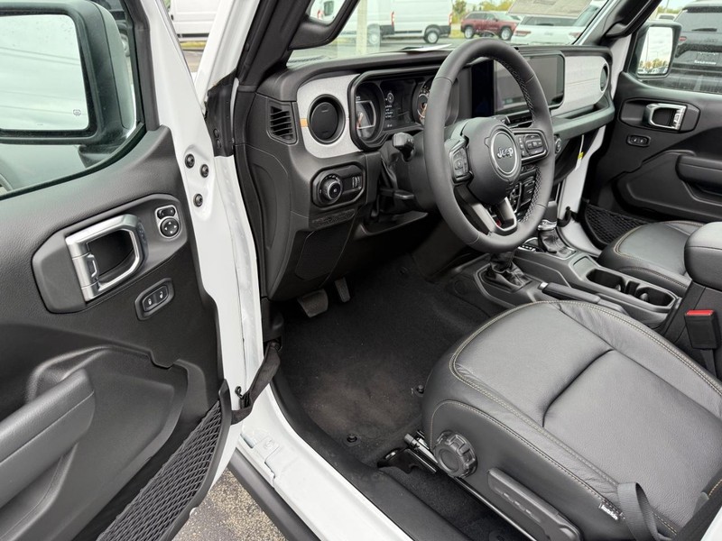Jeep Wrangler Vehicle Full-screen Gallery Image 17