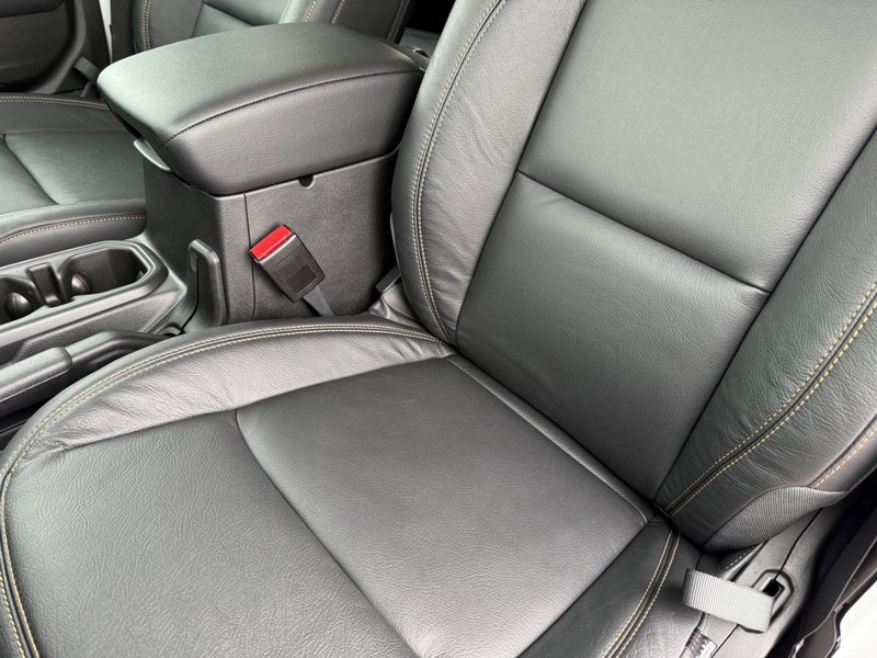 Jeep Wrangler Vehicle Full-screen Gallery Image 32