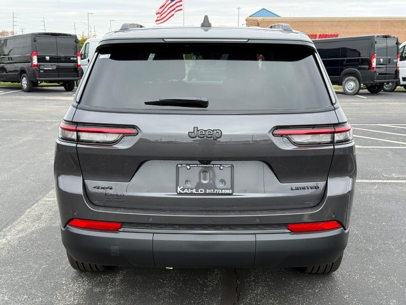 Jeep Grand Cherokee L Vehicle Full-screen Gallery Image 4