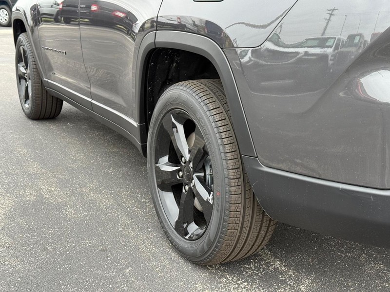 Jeep Grand Cherokee L Vehicle Full-screen Gallery Image 6