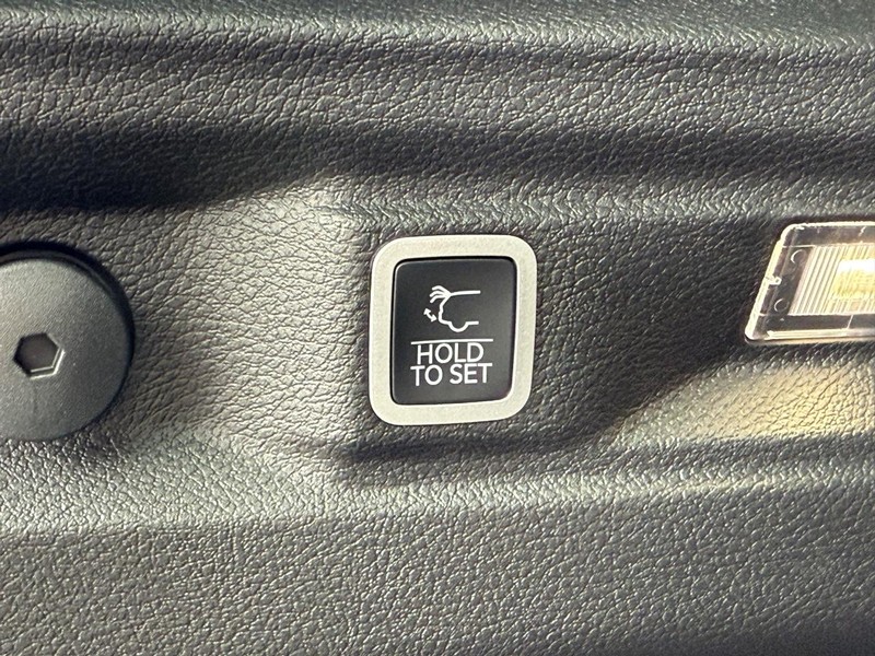 Jeep Grand Cherokee L Vehicle Full-screen Gallery Image 8