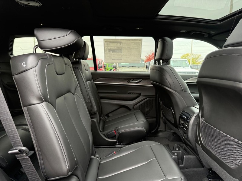 Jeep Grand Cherokee L Vehicle Full-screen Gallery Image 11