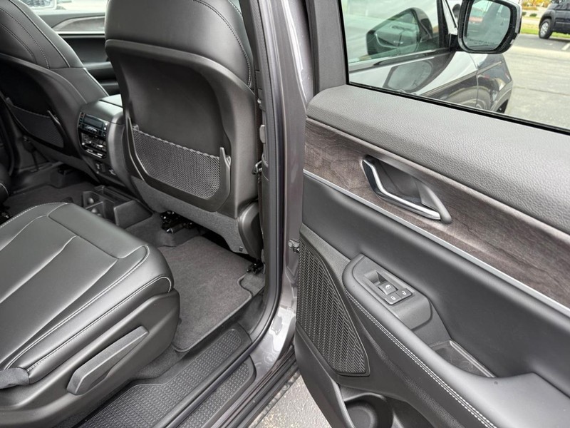 Jeep Grand Cherokee L Vehicle Full-screen Gallery Image 12