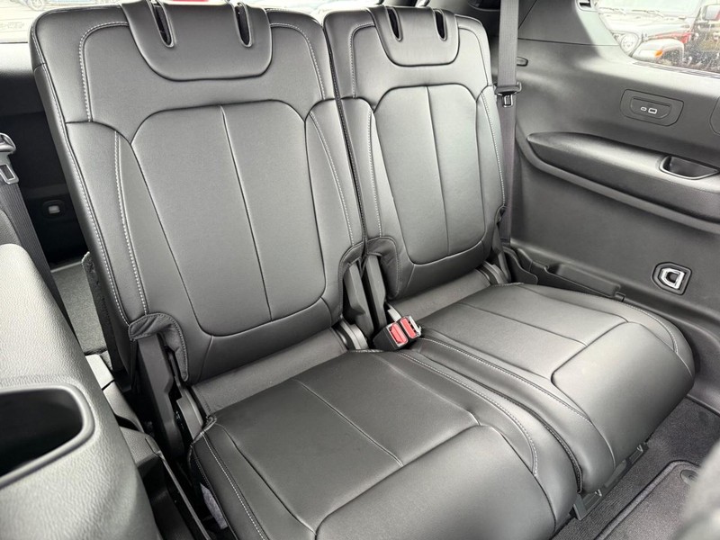 Jeep Grand Cherokee L Vehicle Full-screen Gallery Image 13