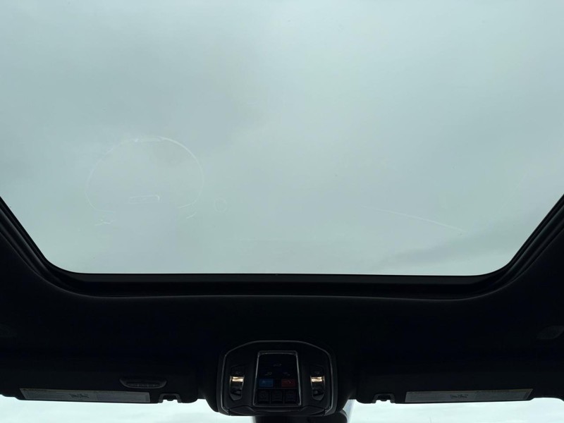 Jeep Grand Cherokee L Vehicle Full-screen Gallery Image 14