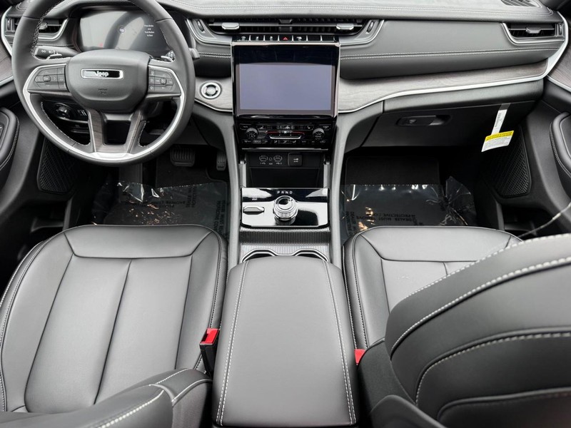 Jeep Grand Cherokee L Vehicle Full-screen Gallery Image 15