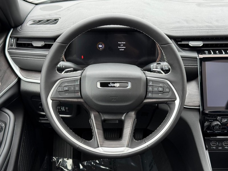 Jeep Grand Cherokee L Vehicle Full-screen Gallery Image 16