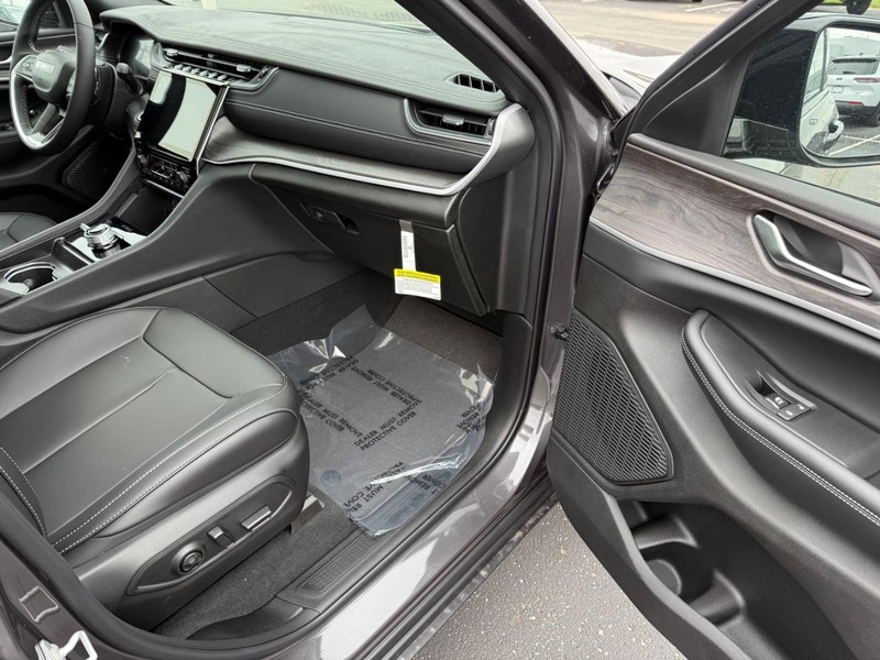 Jeep Grand Cherokee L Vehicle Full-screen Gallery Image 17