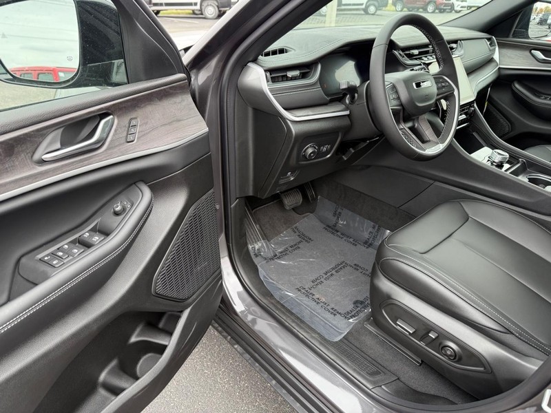 Jeep Grand Cherokee L Vehicle Full-screen Gallery Image 19