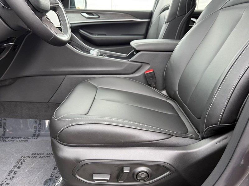 Jeep Grand Cherokee L Vehicle Full-screen Gallery Image 20