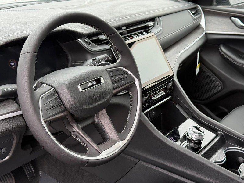 Jeep Grand Cherokee L Vehicle Full-screen Gallery Image 21