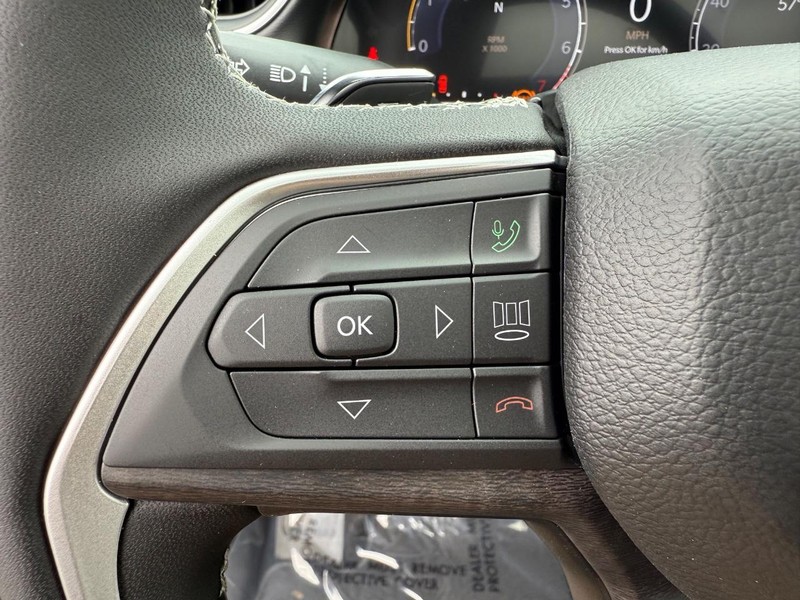 Jeep Grand Cherokee L Vehicle Full-screen Gallery Image 22