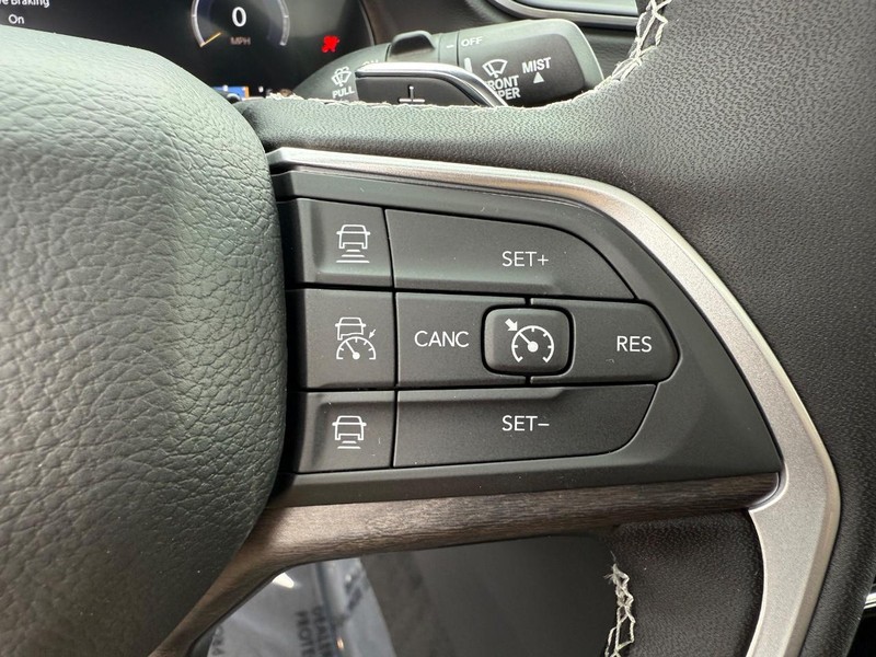 Jeep Grand Cherokee L Vehicle Full-screen Gallery Image 23