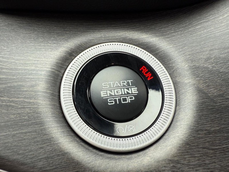 Jeep Grand Cherokee L Vehicle Full-screen Gallery Image 24