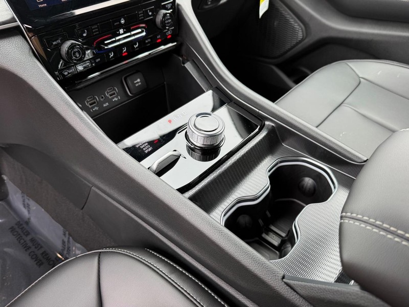 Jeep Grand Cherokee L Vehicle Full-screen Gallery Image 29