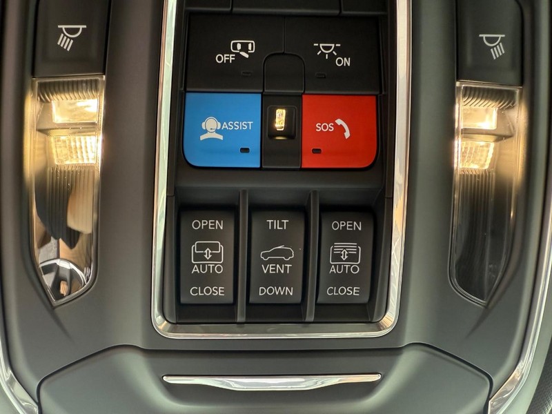 Jeep Grand Cherokee L Vehicle Full-screen Gallery Image 31