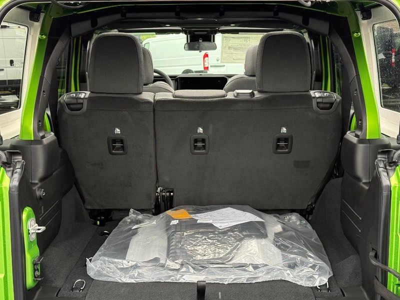 Jeep Wrangler Vehicle Full-screen Gallery Image 7