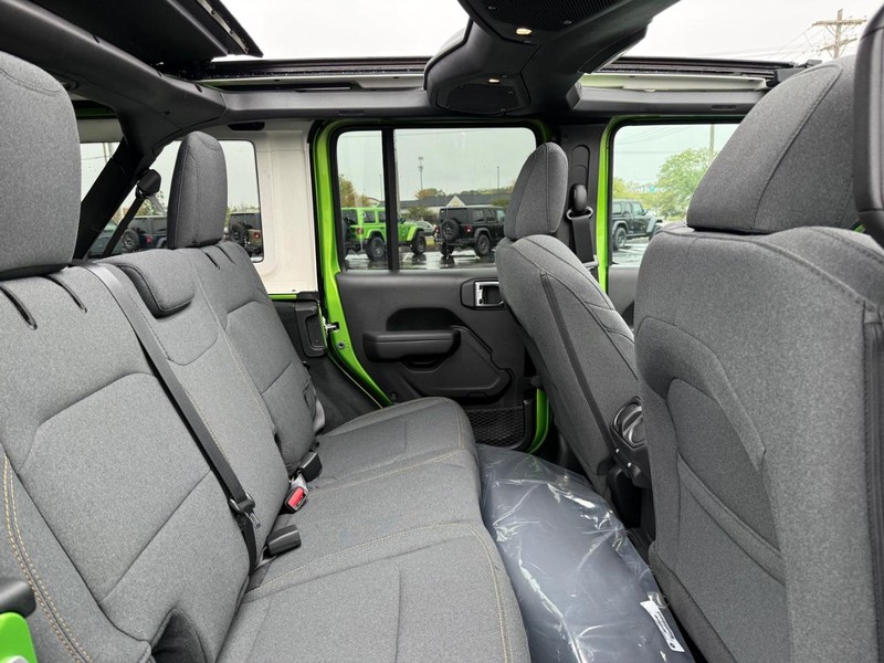 Jeep Wrangler Vehicle Full-screen Gallery Image 11