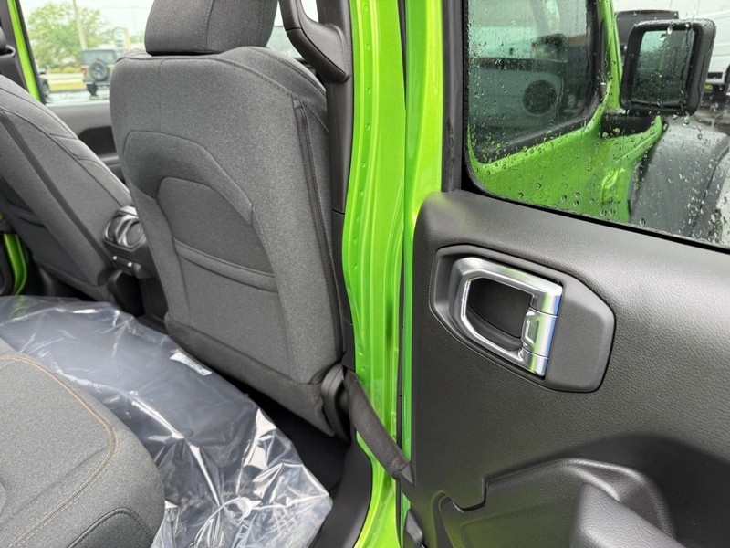 Jeep Wrangler Vehicle Full-screen Gallery Image 12