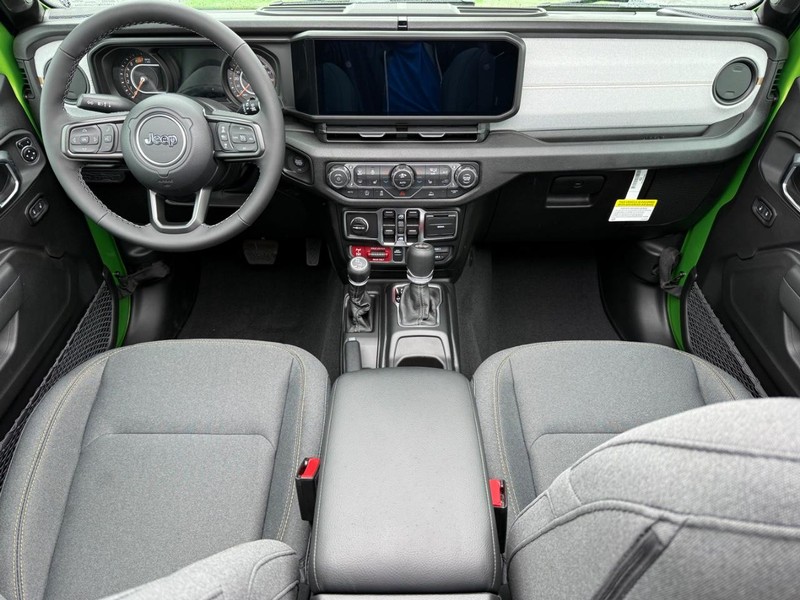 Jeep Wrangler Vehicle Full-screen Gallery Image 14