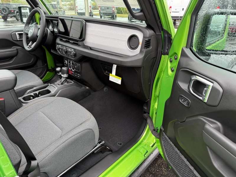 Jeep Wrangler Vehicle Full-screen Gallery Image 16