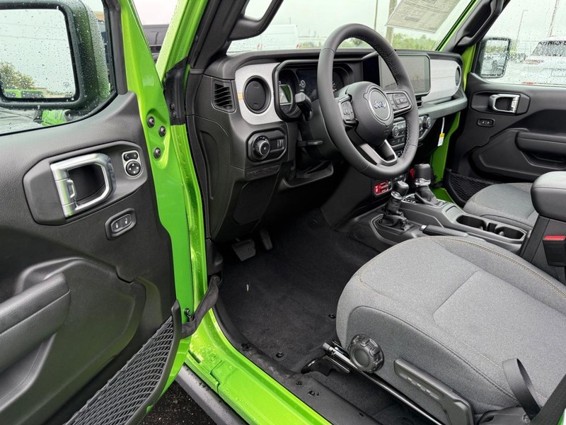 Jeep Wrangler Vehicle Full-screen Gallery Image 18