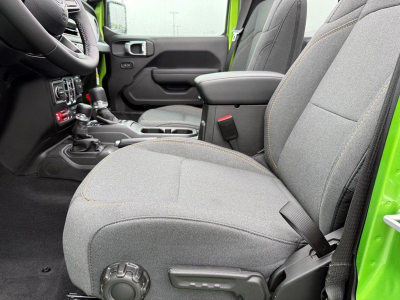 Jeep Wrangler Vehicle Full-screen Gallery Image 19