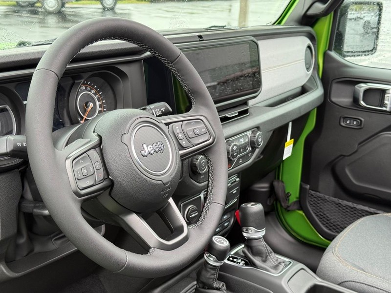 Jeep Wrangler Vehicle Full-screen Gallery Image 20