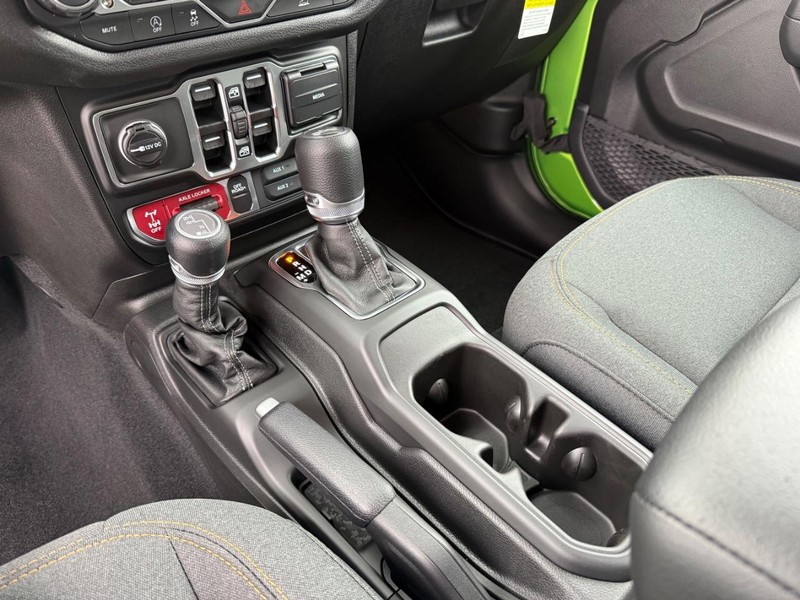 Jeep Wrangler Vehicle Full-screen Gallery Image 28