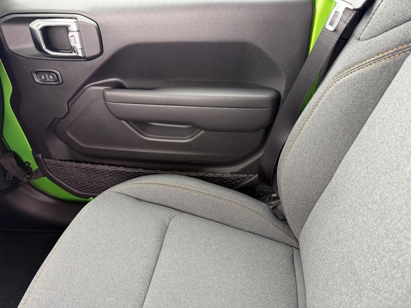 Jeep Wrangler Vehicle Full-screen Gallery Image 29