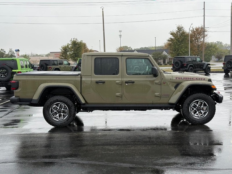 Jeep Gladiator Vehicle Full-screen Gallery Image 2