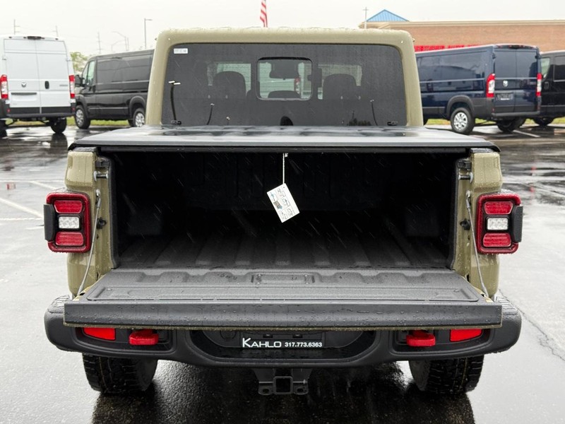 Jeep Gladiator Vehicle Full-screen Gallery Image 7