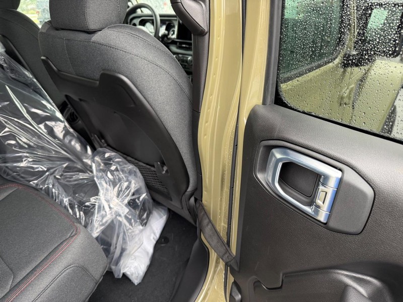 Jeep Gladiator Vehicle Full-screen Gallery Image 12