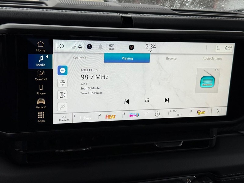 Jeep Gladiator Vehicle Full-screen Gallery Image 24