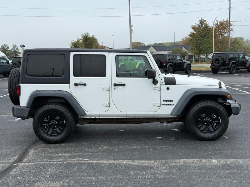 Jeep Wrangler Unlimited Vehicle Full-screen Gallery Image 2