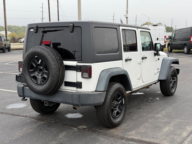 Jeep Wrangler Unlimited Vehicle Full-screen Gallery Image 3