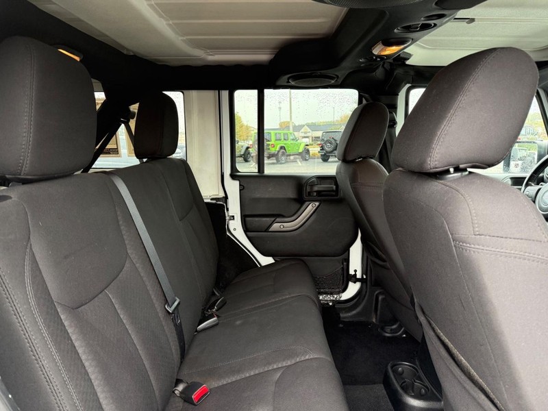 Jeep Wrangler Unlimited Vehicle Full-screen Gallery Image 11