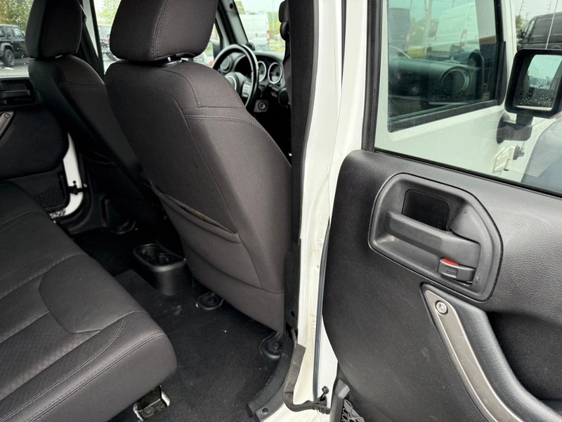 Jeep Wrangler Unlimited Vehicle Full-screen Gallery Image 12