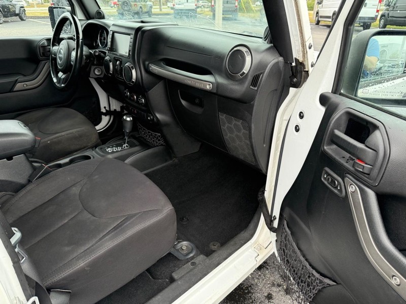 Jeep Wrangler Unlimited Vehicle Full-screen Gallery Image 15