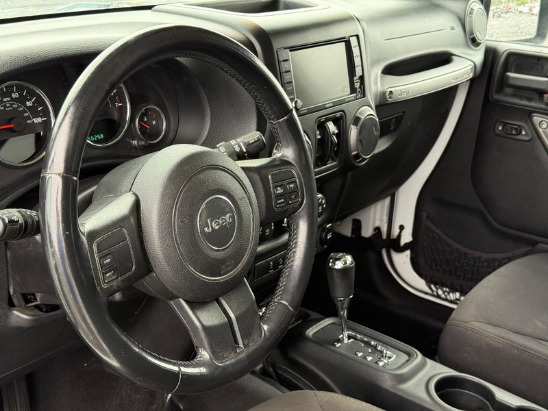 Jeep Wrangler Unlimited Vehicle Full-screen Gallery Image 19