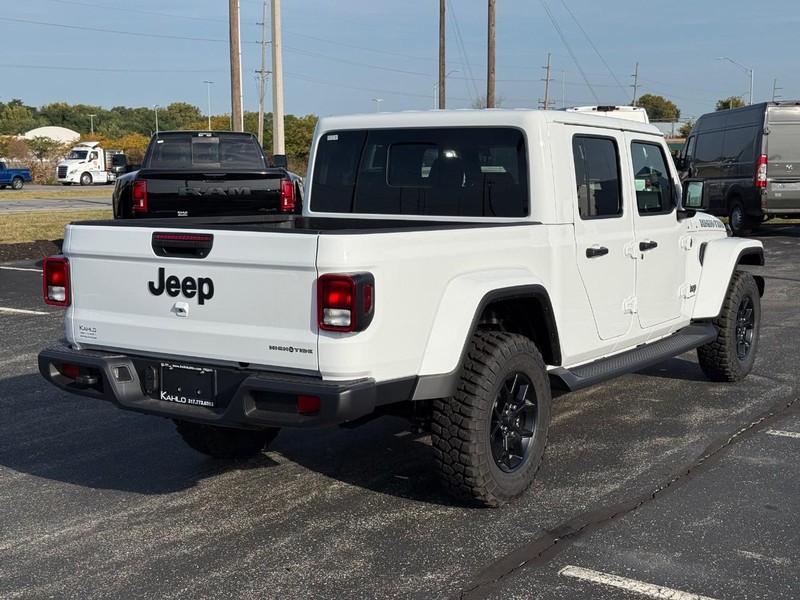 Jeep Gladiator Vehicle Full-screen Gallery Image 3
