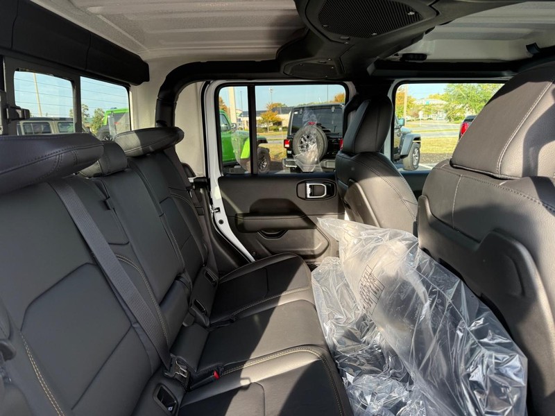 Jeep Gladiator Vehicle Full-screen Gallery Image 10