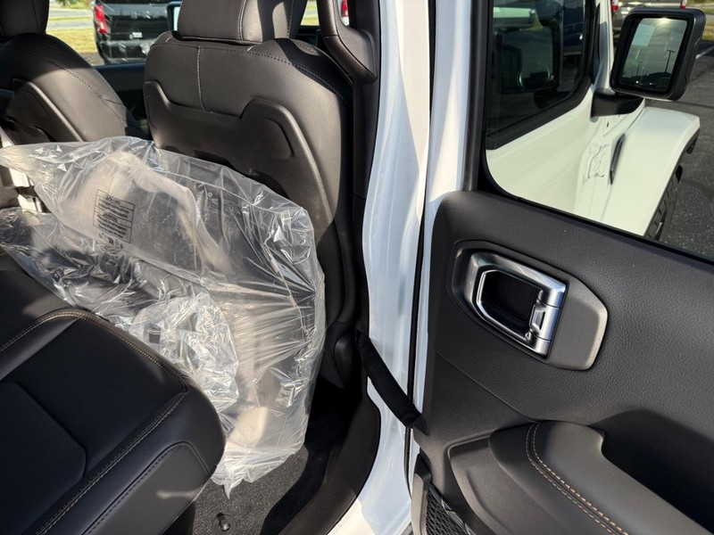 Jeep Gladiator Vehicle Full-screen Gallery Image 11