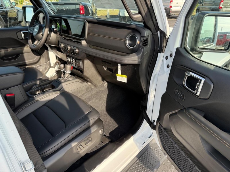 Jeep Gladiator Vehicle Full-screen Gallery Image 14