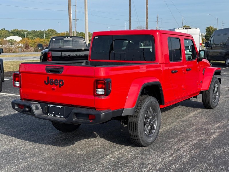 Jeep Gladiator Vehicle Full-screen Gallery Image 3