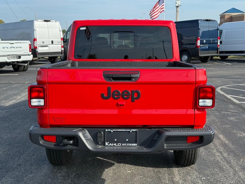 Jeep Gladiator Vehicle Full-screen Gallery Image 4