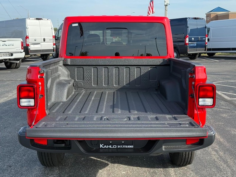 Jeep Gladiator Vehicle Full-screen Gallery Image 7