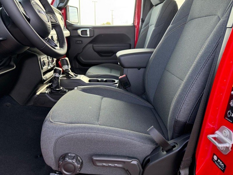 Jeep Gladiator Vehicle Full-screen Gallery Image 17